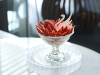 3種の苺パフェ スイーツセット (コーヒーまたは紅茶付き) 90分制