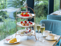 【休日】ストロベリーアフタヌーンティー＋シャンパンフリーフロー付き