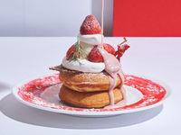 [Most Popular! Christmas Fair] Drink Set / Airy Cheese Cream Christmas "Whole" Pancake with Strawberry Milky Sauce