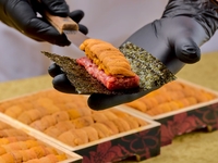 個室確約【premiumコース】「厳選和牛の雲丹ユッケドッグ」「厳選ヒレ肉のブリオッシュカツサンド」開店記念商品「特選和牛ヒレの焼きすき　〜トリュフ、濃厚卵黄〜」「和牛と鰻のひつまぶし」をご提供！