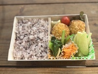 学生達が育てた野菜で作るナチュラル弁当