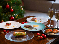 【クリスマスディナー2025★窓側テーブル席確約｜乾杯酒付】地上220mの夜景とともにXmas彩る贅沢フルコース(12/21・22・23・25限定)
