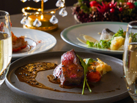 【クリスマスディナー2025★メインフロア席｜乾杯酒付】Xmasを彩る 肉魚のWメインに特製Xmasデザートなど全6皿（12/20限定）