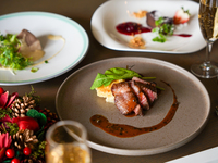 【クリスマスランチ2025★乾杯酒付】魚と肉料理のWメインなど Xmasを彩るランチコース（12/22～23限定）