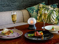 オフィシャルWEB予約限定【アニバーサリーコース－Laule’a－】国産牛などのWメイン全7皿+乾杯酒＆2時間飲み放題+メッセージプレート(窓際確約)