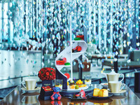 [12/20-12/25 ] 12% OFF / 「Blooms & Bites」Christmas Strawberry Afternoon Tea with Preserved Flower Box & Conrad Holiday Bear