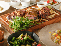 12/1～年の瀬の忘年会オススメプラン‼人気メニュー特盛コース♪》季節の前菜3種やカルパッチョ、豪華お肉料理盛り合わせにガーリックライス付き全7品【ゆっくり3時間飲み放題付き】お一人様7,000円