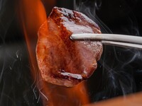 【牛光烤肉套餐】今天是肉食日！我們特意準備了這道菜，讓您享受肉食盛宴。從我們的和牛韃靼開始，我們提供9種精心挑選的烤肉，搭配特製調味料，讓您大快朵頤！
