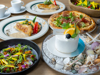 【丰富的周年纪念套餐】炭烤幼鸡牛排和烤箱烤披萨的周年纪念计划以及自选蛋糕