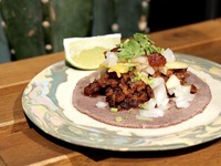 【Taco Fiesta】本格タコスで味わうスパニッシュ×メキシカン！メキシコ産トウモロコシ100％トルティーヤで包む絶品タコス！
