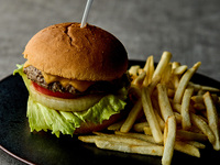 12/1～【ランチ】WEB予約限定選べるドリンク1杯付き★野菜たっぷり！人気のデザート含むサラダブッフェランチ〈メイン：選べるソースの国産牛チェダーチーズバーガー〉