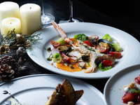 [Special Christmas Dinner Course only available on December 20th and 21st] A special course featuring five dishes selected by the chef, including three amuse-bouches and a main course of Kyoto duck loin! Free-flowing drinks are included!