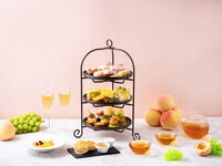 【季節のナイトアフタヌーンティー】旬のフルーツを使用したスイーツ＆セイボリー＋カフェフリー