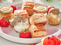 Strawberry Afternoon Tea (with rose sparkling wine) <In-store seating>