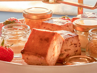 ストロベリーアフタヌーンティー（グラスシャンパーニュ付）＜テラス席＞