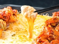 寒い季節にぴったり！☆チキンとトマトのチーズ焼鍋☆【丸々トマトを乗せ、お好みでバジルとチーズを入れて味変も楽しめる！〆にはリゾットもご用意。熱々のお鍋で心も体も温まる120分飲み放題付きプラン！】