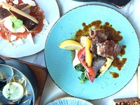 For 2 to 14 people, enjoy Spanish cuisine from small plates to a satisfying main dish and dessert! Premium course for even more enjoyment.