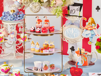 【カフェフリー】“不思議の国のアリス”の甘いお茶会へ誘う”アリスのストロベリーアフタヌーンティー（土日祝）