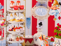 ＜土日祝＞『スペシャルデザート＆スペシャルドリンク付きアリスのストロベリーアフタヌーンティー』“不思議の国のアリス”の甘いお茶会へ誘う！マリアージュフレールもお替り自由　12月26日（金）～