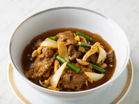 【牛肉のカレー炒め入りスープそば】サラダ・デザート・スープ・コーヒービュッフェ付き