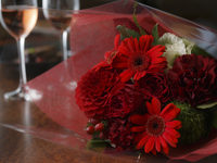 【窓側席確約】  プラチナ アニバーサリー ディナープラン　グラスシャンパン＆チョコレートホールケーキ＆花束付き（Assemble）