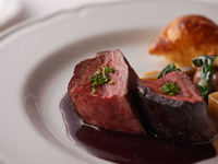 <Includes a toast> [For groups of 5 or more, click here! This chef's choice course includes two seasonal appetizers with wine pairing, two main dishes such as our popular baked pie or meat, dessert, and coffee!]