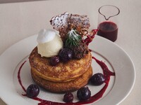 【僅限十二月】飲品套餐 / 櫻桃巧克力慕斯配弗利諾瓦薄餅和格里奧特櫻桃醬