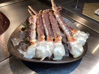 開店1周年記念謝恩コース魚介サラダ、たらば蟹、帆立貝、信州サーモン鉄板焼き、黒毛和牛ヒレステーキ含む全10品