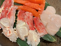 開店1周年記念謝恩コース魚介サラダ、たらば蟹、帆立貝、信州サーモン鉄板焼き、黒毛和牛ヒレステーキ含む全10品