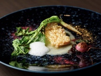 Sushi chef's choice course with Kano crab, sea urchin and rosy sea bass hand roll 27,500 yen (tax included)