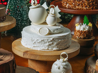 WHOLE - Winter Snowball Cake 