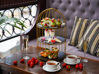 オフィシャルWEB予約限定【苺のアフタヌーンティー】＋乾杯酒＆カフェフリー（12/29専用）