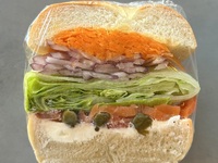 スモークサーモンサンド(ハーフカット)