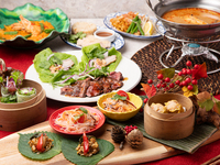 忘年会人気ナンバーワン！｜【エスニック満喫+飲み放題】『海老の生春巻き×トムヤムクン×ダブルメイングリルの他、〆のお食事は名物！もちもち生麺パッタイ』等9品6皿(3名様～)