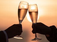 【生日及周年纪念】周年纪念套餐，包含祝酒、六道菜和一整个蛋糕