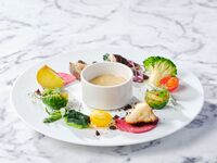 【12月限定！ご友人とのお食事におすすめ】乾杯酒含む2杯付！前菜は横浜野菜のバーニャカウ夏・メインが選べる全4品プリフィックスランチ（平日）