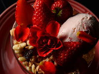 【3/23~5/31】ナイトパフェ ストロベリーガーデン　～秘密の薔薇園～「苺と薔薇が彩る、夜の秘密の庭園」＆カクテルプラン