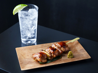 [Online-only seat reservation] Gin and yakitori set to choose from at the bar.