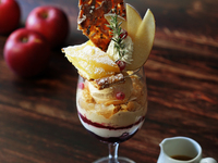 青森産紅玉のアップルパイパフェ　ドリンクセット