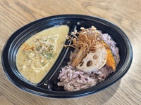 若鶏のグリーンカレー　季節の揚げ野菜