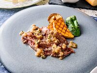 〈12/1～4/30〉【平日限定】Chef's lunch 　メイン：A5黒毛和牛の炙り　エシャロットとニンニクのソース　神奈川県産野菜添え