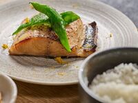 【사치 런치】월 교체 테마로 만드는 제철의 사토야마 식재 전채나 현대 조리의 메인 2품의 풀 코스(평일)