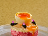 12月1日起 - 【牛蜜菜套餐】讓您從頭到尾盡享牛蜜菜的美味。我們提供泡芙高麗菜湯、冬蠔湯配蛋黃醬、菲力牛排奶油蛋捲三明治，以及蓬鬆嫩滑的「石烤」牛肉蛋包飯！