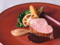 【12月3日～19日の平日限定】全4品のカジュアルランチ＋乾杯スパークリングワイン付き