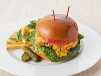 フライドエッグチーズバーガー