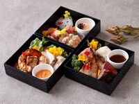 迎春！豪華３段　1月1日～5日限定　オマール海老や国産牛サーロイングリル　豪華お重