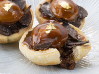 ◆土日祝日限定ランチ◆【女子会ランチコース】WEB限定で土日祝日のみお得な女子会ランチコースは鮑・トリュフ・和牛の黒胡椒パイ、デザートはエッグタルト