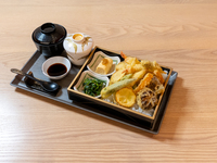 Tempura rice bowl with shrimp tempura and 10 kinds of seasonal vegetables