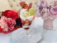 バナナとベリーのパフェ