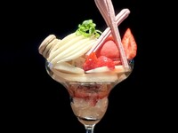 季節のパフェ［2025.冬］苺洋梨ピスタチオパフェ◇ハーブティーペアリング